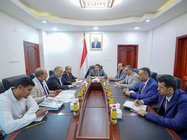 رئيس الحكومة يوجه بتنفيذ عدد من المعالجات والمشاريع الطارئة لتحسين أداء مستشفى الجمهورية