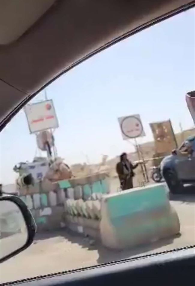 بالفيديو.. الحوثيون يمنعون المسافرين من عبور طريق مأرب - صنعاء بعد فتحه بيوم