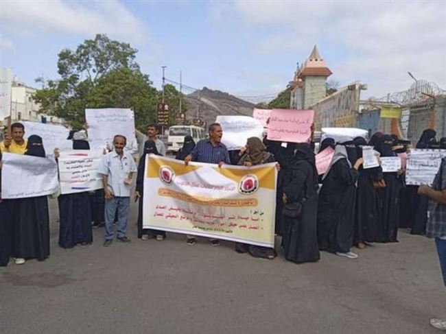 انتفاضة عمالة أمام قصر المعاشيق في عدن للمطالبة بتحسين ظروفهم المعيشية