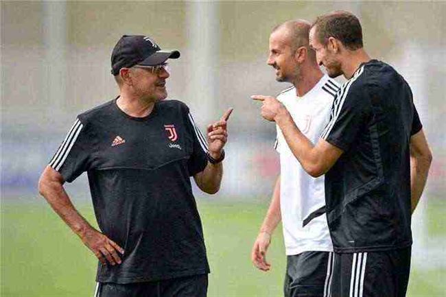 رئيس الاتحاد الإيطالي يشيد بمدرب ونجوم يوفنتوس