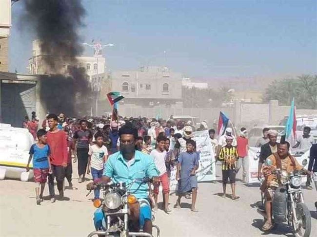 مسلحو الإخوان يطلقون النار على متظاهرين سلميين ويصيبون 6 أشخاص في سيئون