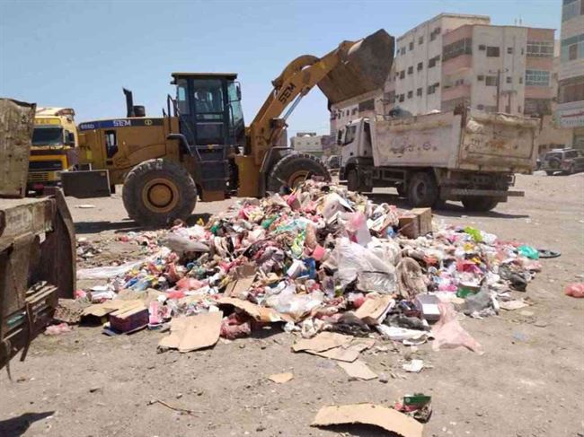 لليوم الرابع على التوالي .. صندوق النظافة بعدن يواصل حملات رفع المخلفات