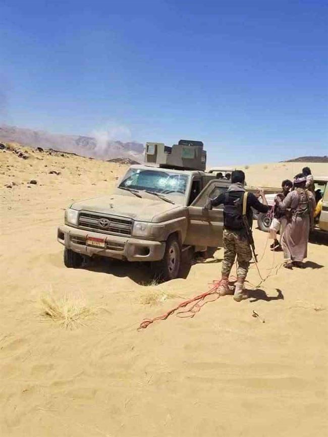 شاهد بالفيديو.. عشرات القتلى واحراق واغتنام أطقم عسكرية وضربات جوية موجعة للحوثيين غرب مأرب