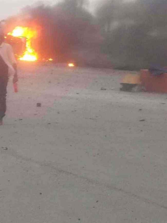 شاهد اللحظة الأولى من انفجار سيارة مفخخة بالقرب من حاجز أمني بالعاصمة