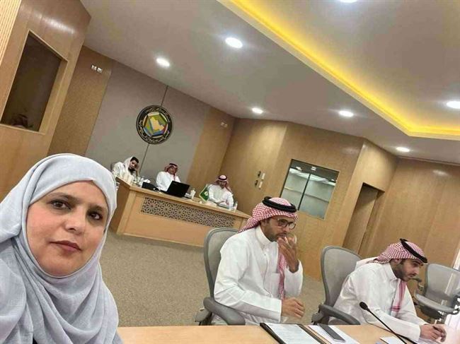 شاهد.. صدمة كبيرة تصيب اليمنيين بعد ظهور جاسوسة الحوثي داخل مجلس التعاون الخليجي مع قرب مشاورات الرياض