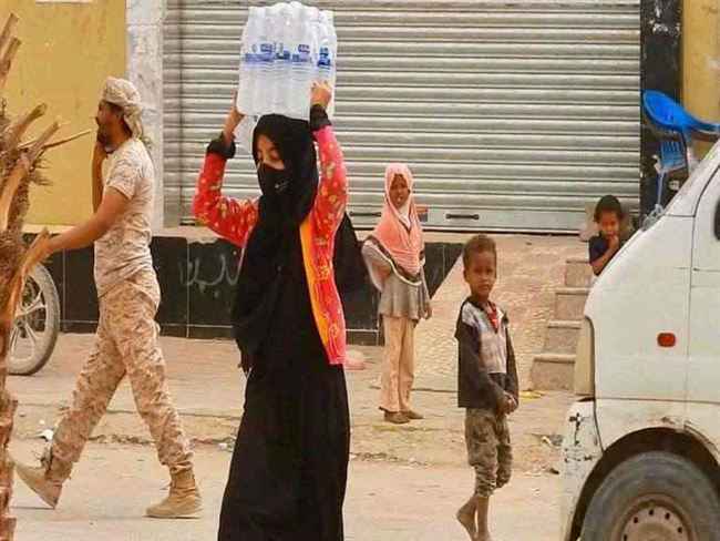 ساقية الماء.. نورا تخطف الأنظار في شوارع مأرب (صور)