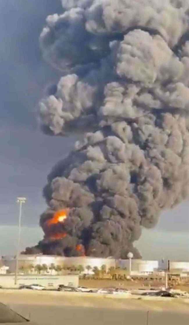 بالصور.. دخان كثيف يغطي سماء مدينة جدة والحوثي يتبنى العملية الإرهابية