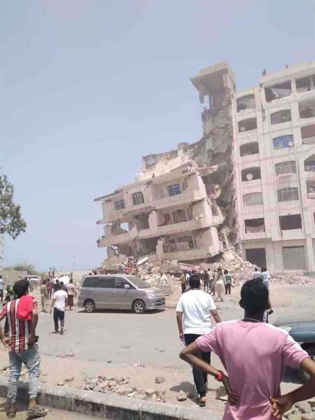 عاجل .. فاجعة تهز اليمن بعد سقوط عمارة سكنية على رؤوس السكان (صور أولية)