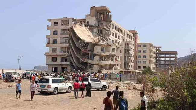 مصادر : أعمال الإنقاذ مستمرة تحت أنقاض العمارة المنهارة في عدن
