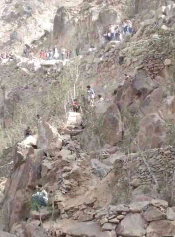 انهيار صخري في يافع والضحية طفلان .. تفاصيل