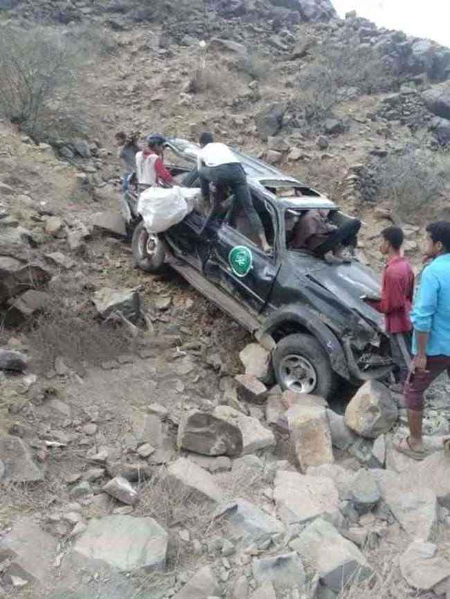 سقوط صالون من مرتفع شاهق يتسبب بوفاة السائق ووالدته بالمحويت.. شاهد