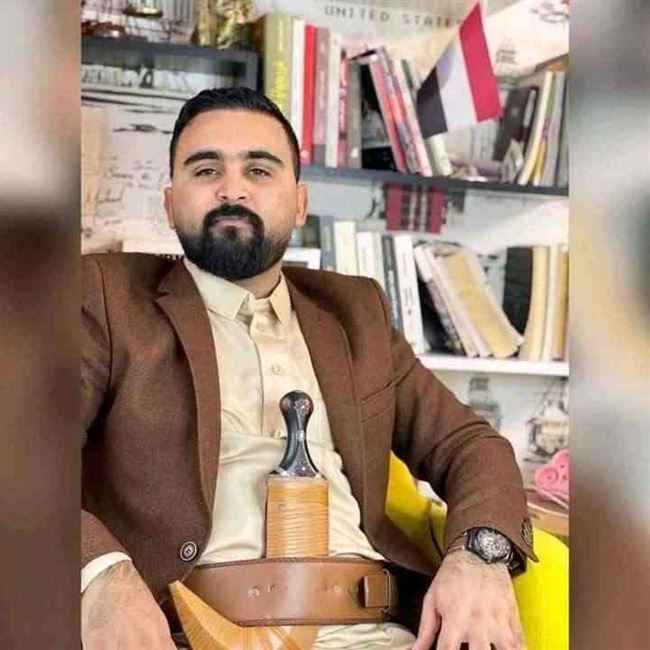 شاهد.. الشاعر المسمري يقوم بعمل ايحاء جنسي لفنانة يمنية في بث مباشر (فضيحة أخلاقية)
