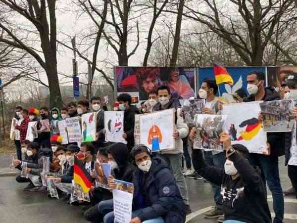 عشرات اليمنيين يخرجون في ألمانيا لتحقيق هذا الطلب