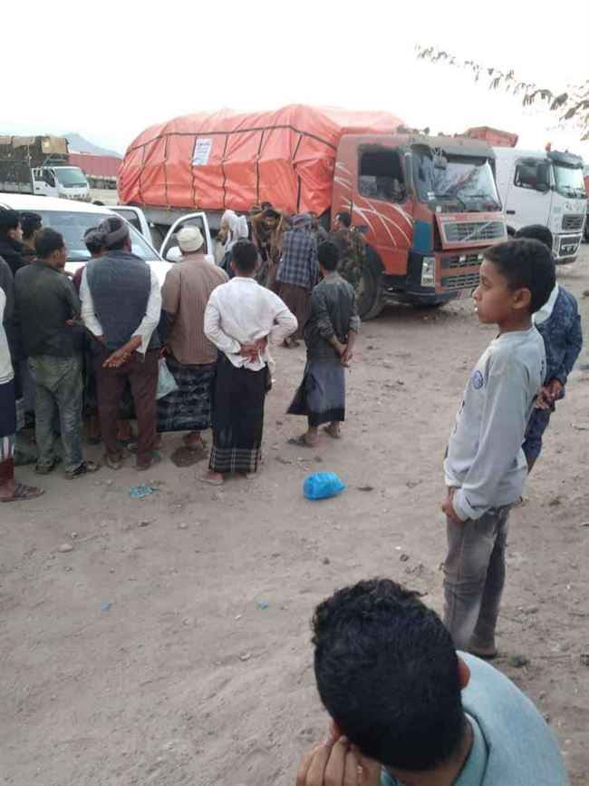 مات قهراً من الحوثي.. شاهد العثور على سائق جثة هامدة داخل شاحنته في جمارك الراهدة