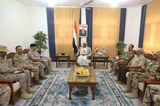 طارق صالح يستقبل وفد عسكري كبير من التحالف العربي.. تفاصيل عمليات حربية لردع الحوثي