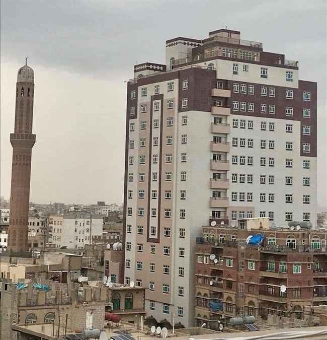 فضيحة قيادي حوثي في صنعاء مدوية.. بناء شاليهات وقاعة اعراس داخل عمارة سكنية
