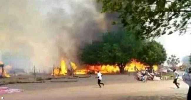 هلع ورعب يصيب السكان.. نيران من باطن الأرض تلتهم قرية بدارفور
