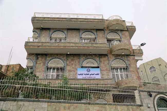 عقيد وضباط بمحور تعز يقتحمون مكتب طارق صالح ويفتحون الأسلحة على المتواجدين قبل طردهم وإغلاقه