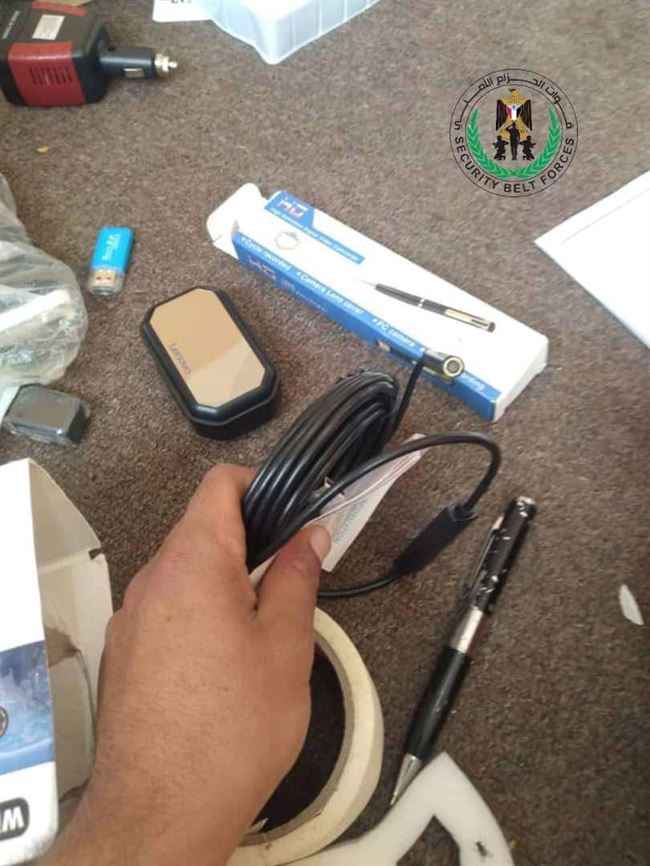 أمن عدن يضبط أجهزة تجسس بحوزة قائد عسكري حوثي قادما من حرض في طريقه إلى صنعاء.. صور