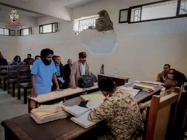 شاهد.. المحكمة العسكرية بالشرعية تحاكم 11 متهما عسكرياً متورطين بقضايا أمن الدولة