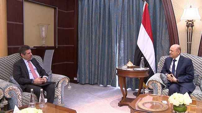 العليمي يشيد بضربة واشنطن الأخيرة للحوثي وإيران ويناقش مع مبعوثها شروط السلام