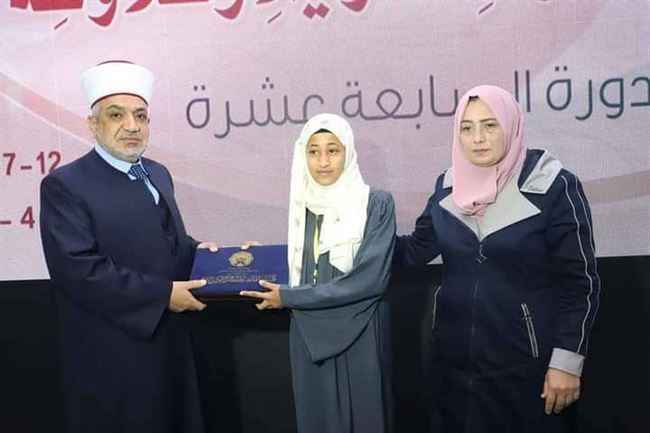 ابنة تعز تمثل اليمن وتحصد المركز الأول بالمسابقة العالمية لحفظ القرآن الكريم.. فازت على 41 مشتركة