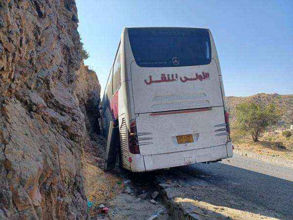نقطة حوثية تمطر باص نقل جماعي قادم من السعودية يحمل معتمرين بالرصاص.. سقوط ضحايا