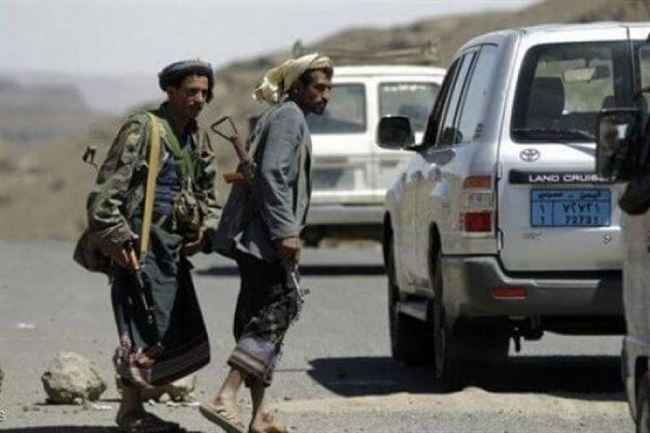 مسلح حوثي يفجر قنبلة يدوية بمواطن وسط سوق إب