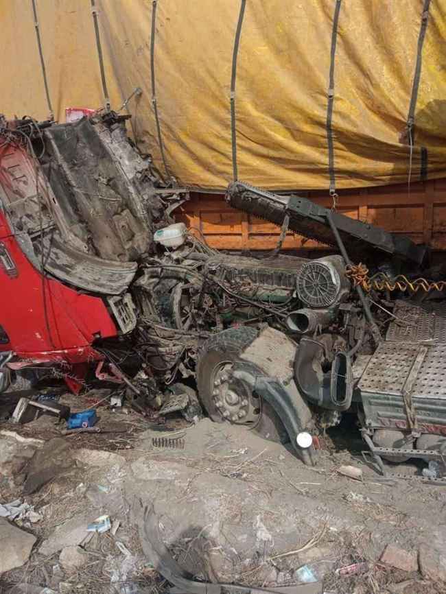 شاهد أشنع حادث في اليمن.. اختلاط اجزاء 3 شاحنات كبيرة وسيارة صغيرة لقوة التصادم