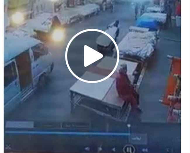 شاهد لحظة انهيار عمارة في مدينة كريتر بعدن