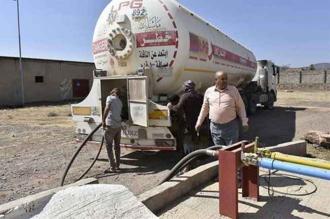 مسؤول كبير ينفي وجود أزمة في ترحيل حصة تعز من الغاز المنزلي.. ملف غارق بالفساد