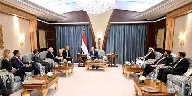 رئيس مجلس القيادة الرئاسي يحذر واشنطن من تقديم هذا الأمر للحوثي دون ضمانات