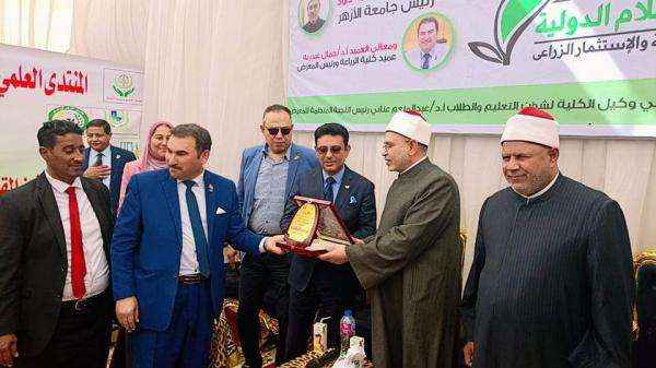 الازهر يكرم اليمن بجائزة المركز الأول في هذا الممعرض الدولي