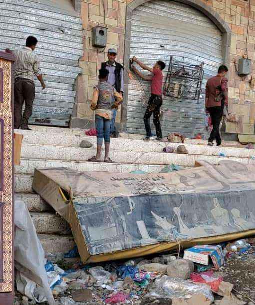 انتهاء مسرحية تسليم إخوان تعز.. مسلحو اللواء 17 يعتدون على محلات نادي القصر.. وثيقة وصور