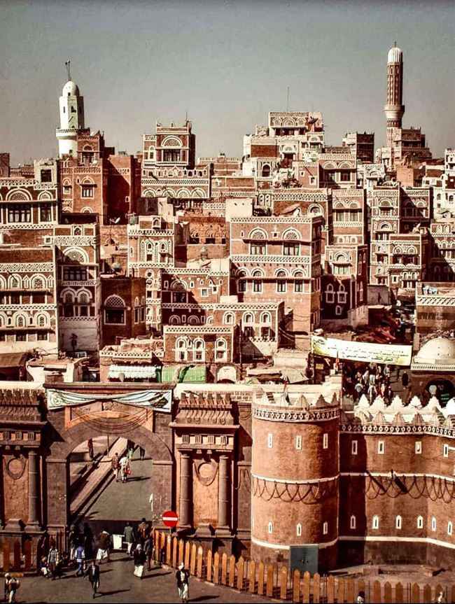 بالاسماء.. الحوثي يباشر بهدم أسواق صنعاء القديمة والحكومة تطالب بتدخل العالم أجمع لإيقاف المذبحة