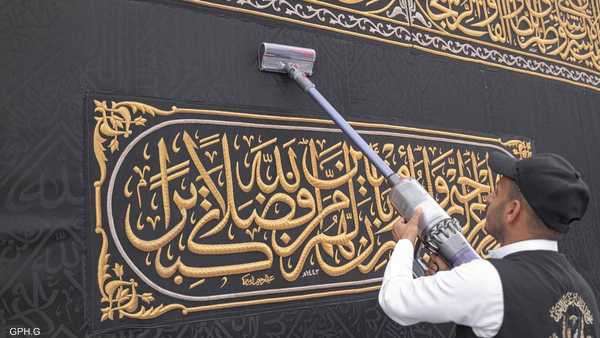 شاهد بالصور.. الكعبة تتزين لشهر رمضان