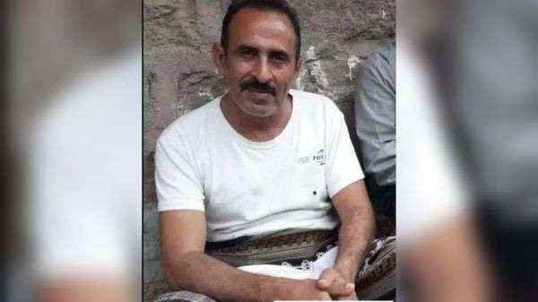 مسلح حوثي يعدم نجل عمه أمام زوجته وأطفاله في تعز.. رفض دفع المال له