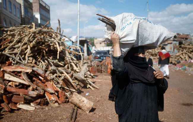 فساد القائمين على الغاز المنزلي يدفع المواطنين إلى خيار الحطب