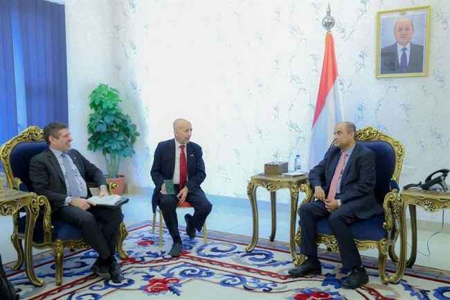 وزير المالية يلتقي السفير الأمريكي في عدن لدعم الاقتصاد