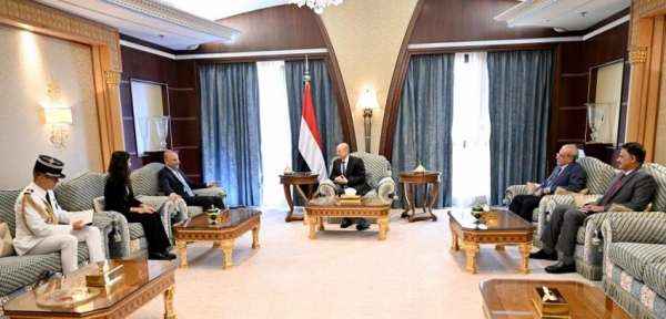 العليمي يذكر السفير الفرنسي بنهج المجلس الرئاسي