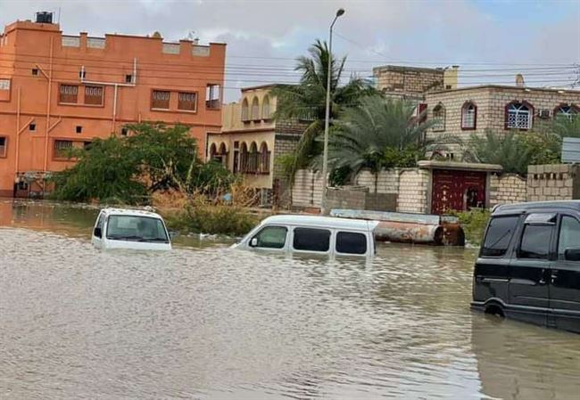 غرق مدينة يمنية بالكامل مع شوارعها ومنازلها بعد ساعات من هطول الأمطار وتدفق السيول