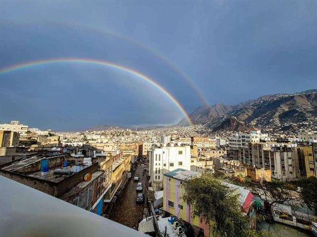 شاهد بالصور.. لأول مرة يظهر "قوس قزح" بشكل كبير غطى سماء تعز وزين المدينة 3 أيام رمضان