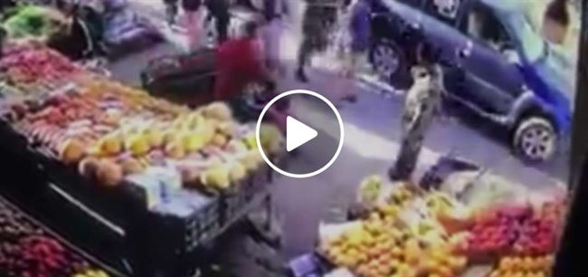 فيديو وحشي من صنعاء يفجر غضب اليمنيين.. مشرف حوثي يعتدي على طفل ويقذفه بقوة.. ردة فعل والده شرسة