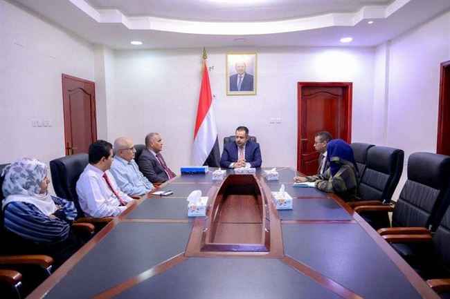 التقرير النهائي لفضائح المنح الدراسية لأبناء مسؤولي الشرعية على طاولة رئيس المجلس