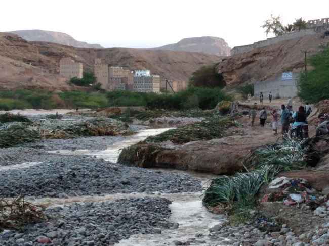 الأمطار تعزل مدينة رئيسية في شبوة