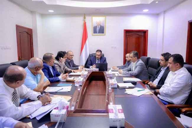 وسط انهيار كبير بالكهرباء.. معين عبدالملك يعلن عن اجتماع مجلس الطاقة في عدن دون تحرك جاد