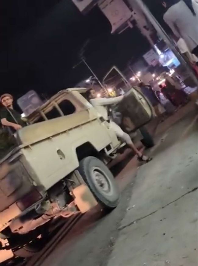 بطقم عسكري.. عناصر محور تعز تعتدي على صحفي وسط شارع جمال وترعبه بإطلاق النار