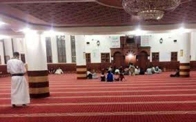 مسلحو الحوثي يبثون خطابات عبدالملك بعد إيقاف صلاة التراويح لجدران مساجد صنعاء الخالية