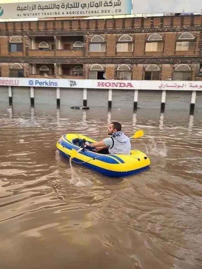 شاهد بالصور.. كارثة رصدتها الأقمار الصناعية ضربت صنعاء والمواطنين يتجولون بقوارب بعد غرق شوارعها