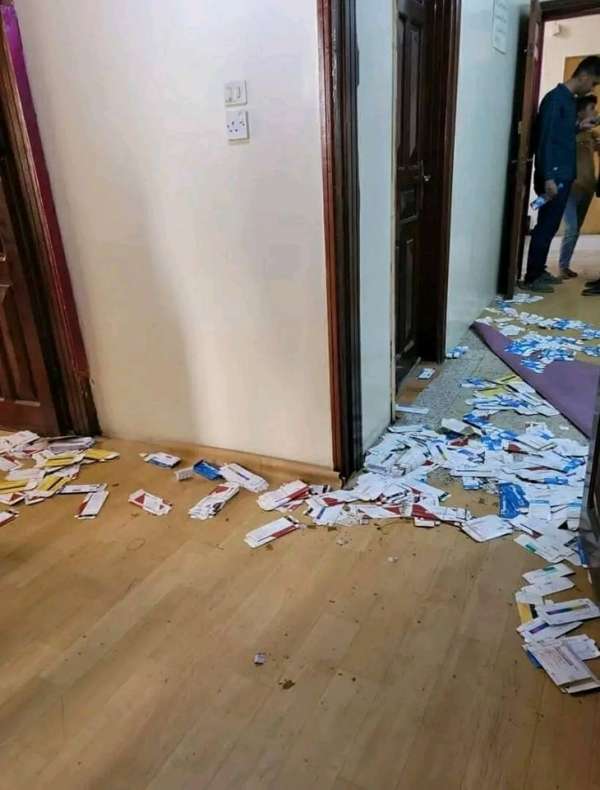 على متن أطقم عسكرية.. عصابة إخوانية تقتحم الهيئة العامة للأدوية في تعز